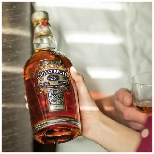 Compre Online: CHIVAS REGAL 25 YEARS OLD BLENDED SCOTCH WHISKY 700